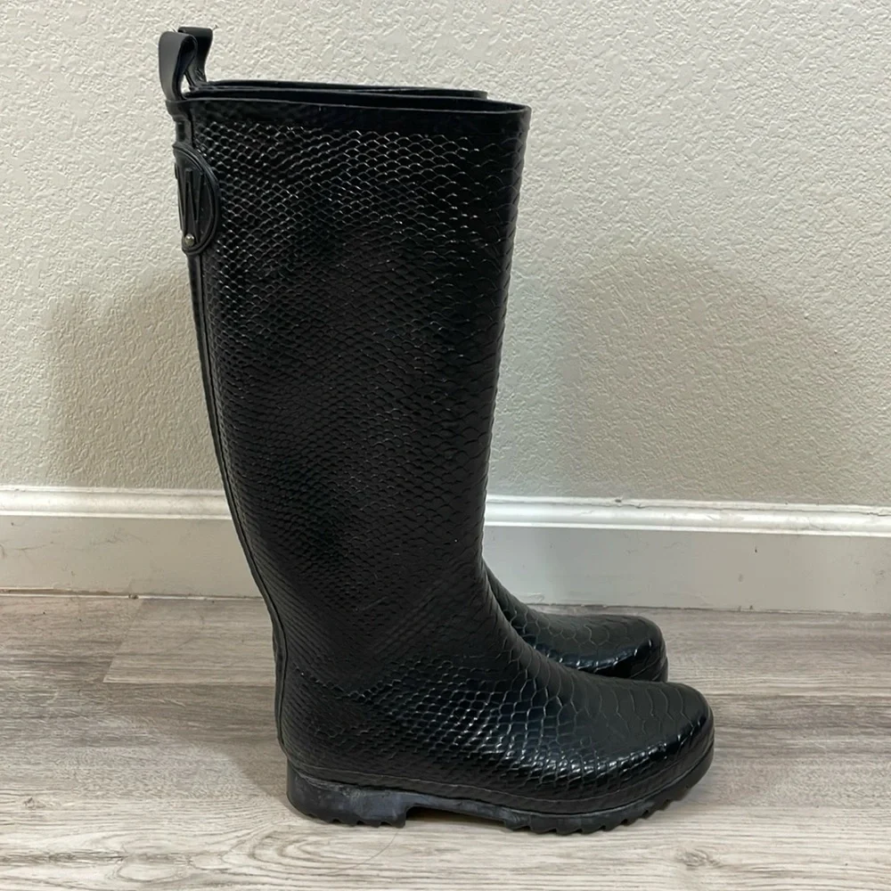 Stuart Weitzman black rubber snake embossed rain boots size‎ 7